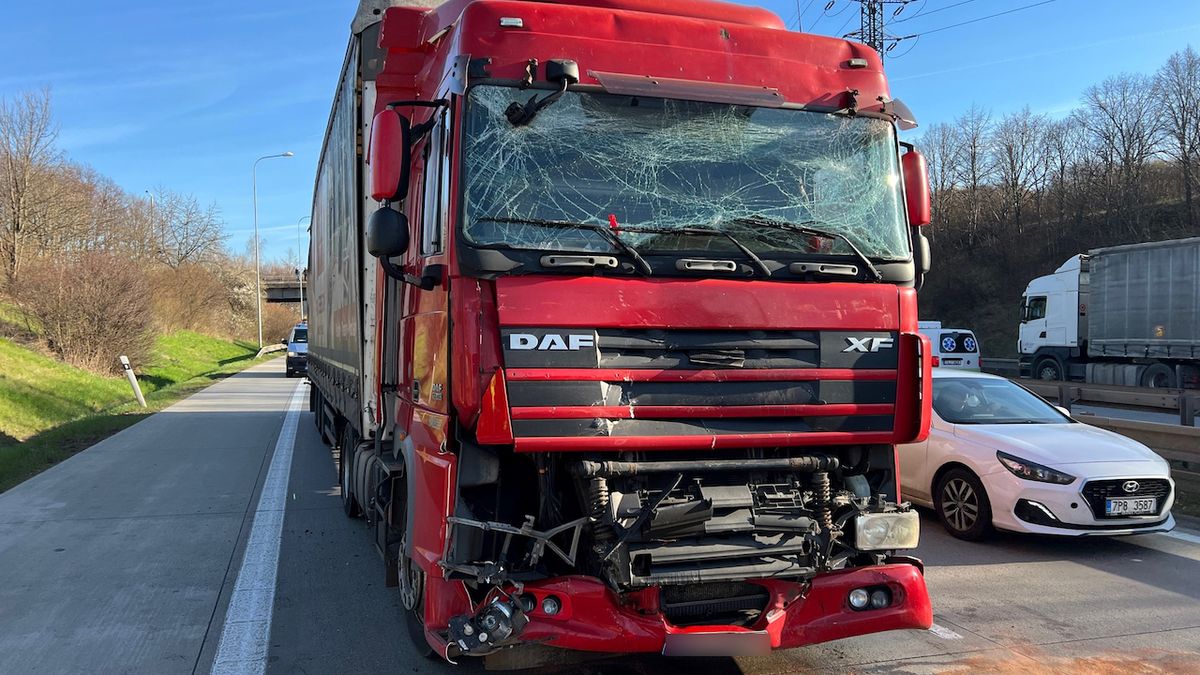 Řidič kamionu na Pražském okruhu usnul. Po nehodě zjistili, že je zdrogovaný